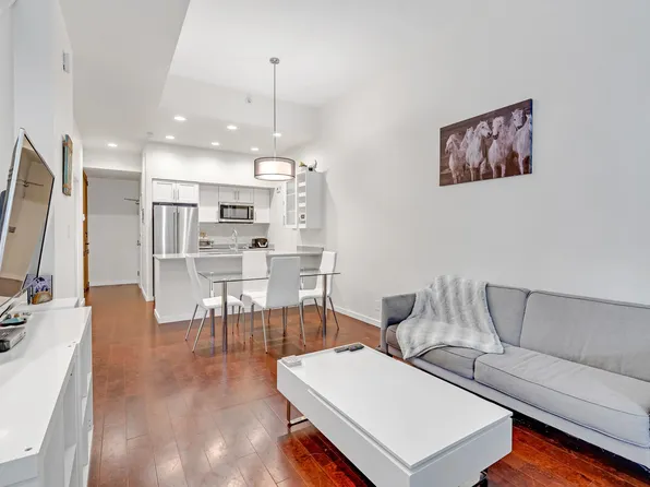 102 Regiment Sq, Vancouver, BC V6B 1W1