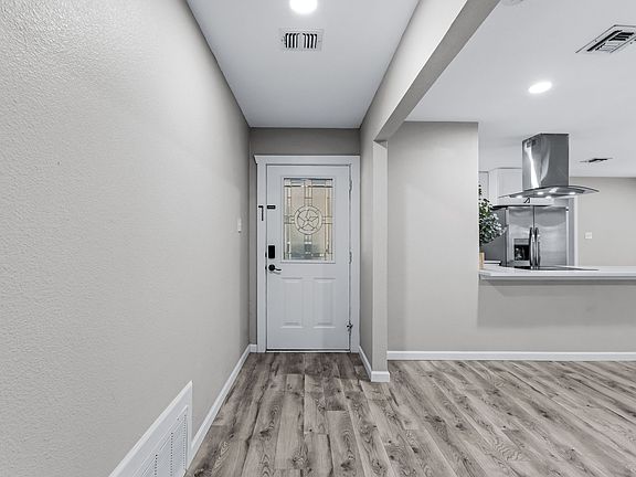 3rd image of 1213 Vivienne St