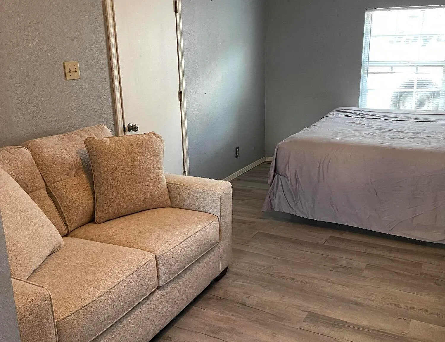 Studio, 1.0 bath, 450 sqft, $850 — Photo 4