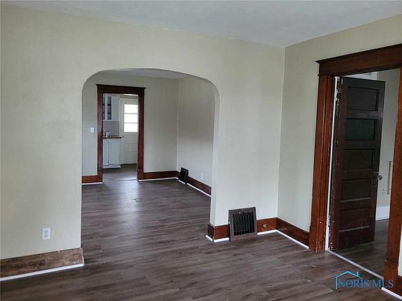 5th image of 728 Ashwood Ave