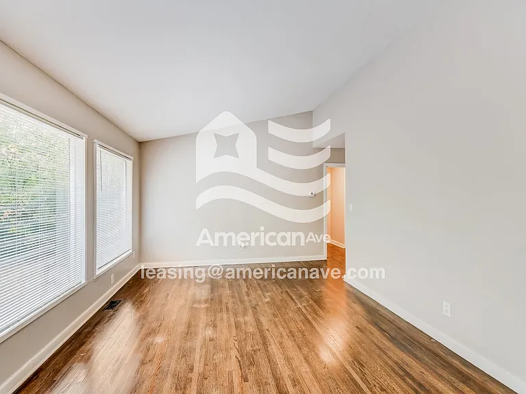1293906_004_wm_-_living_room_13259768.jpg