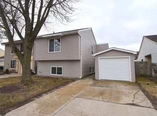 30W113 Wood Ct, Warrenville, IL 60555