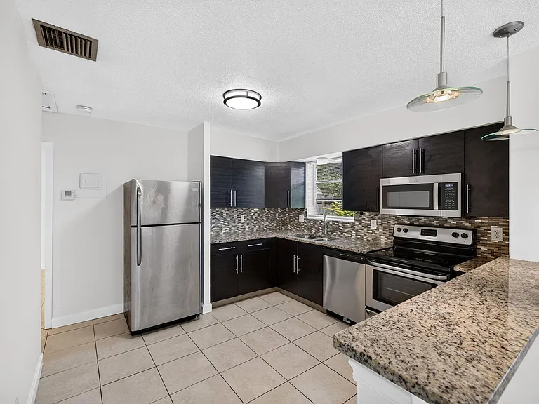 2500 SW 18th Ter #5 — Photo 7