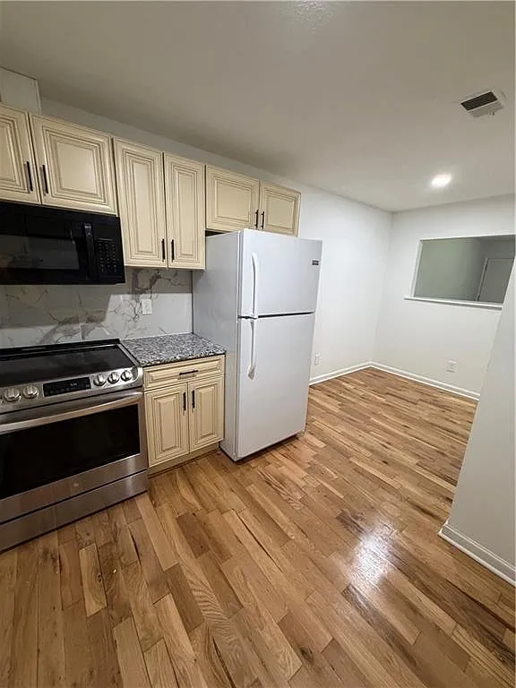 2 bed, 1.0 bath, 924 sqft, $1,250 — Photo 3
