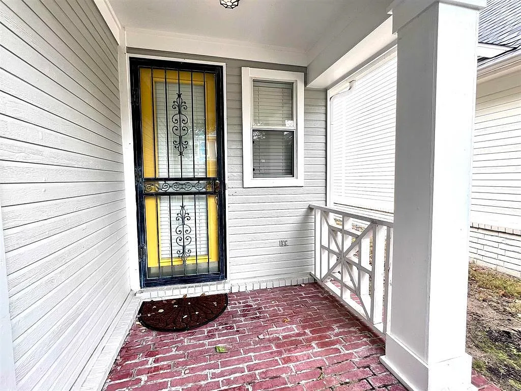 3 bed, 2.0 bath, 1284 sqft, $2,000 — Photo 2