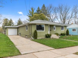 820 W 17th Ave, Oshkosh, WI 54902