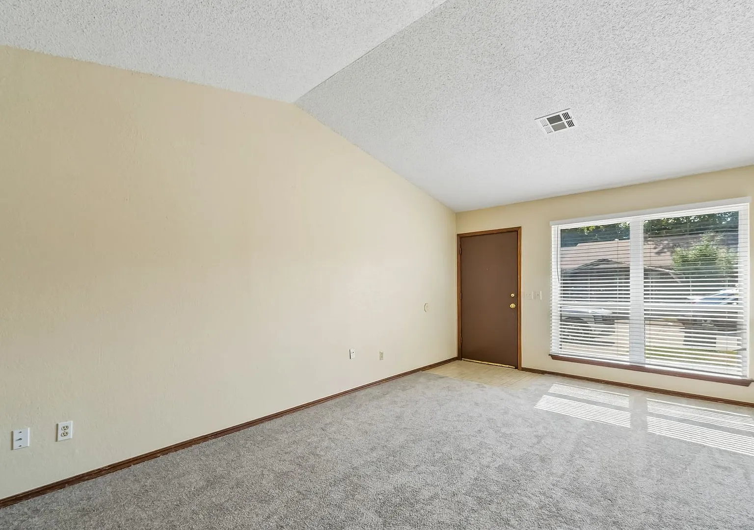 208 Hudson Pl — Photo 3
