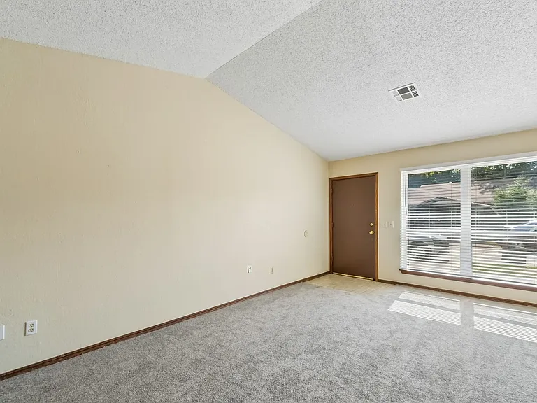 208 Hudson Pl — Photo 3