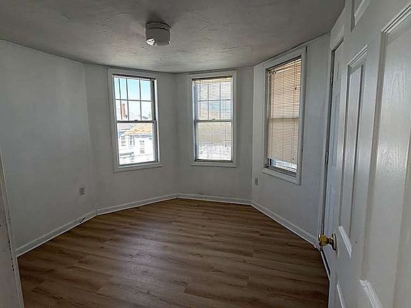 3rd image of 74 Ellen St