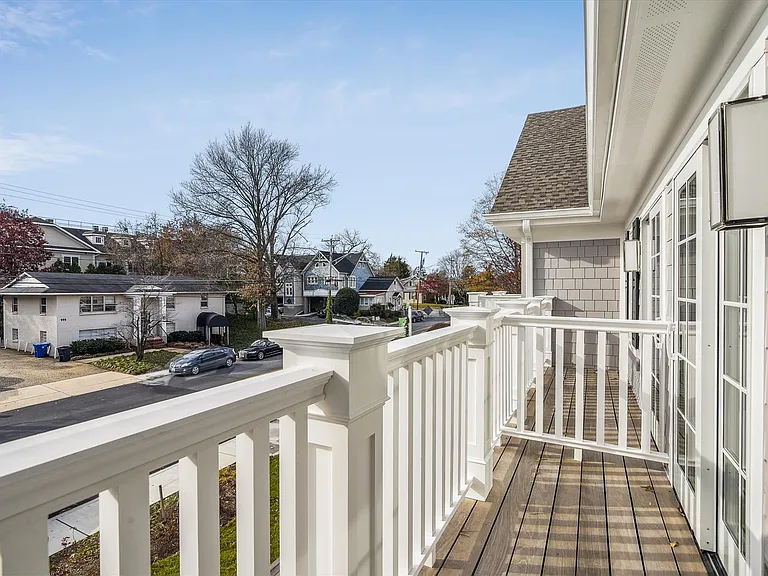 Balcony that overlooks Annapolis St
