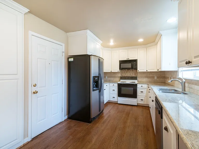 9718 Pine Lake Dr — Photo 17