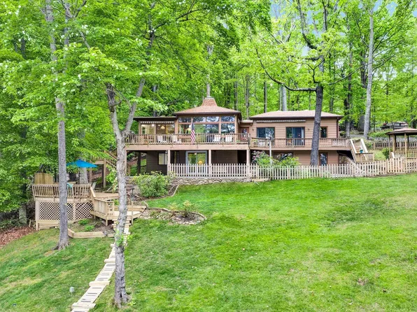 16397 Smith Mountain Lake Pkwy, Huddleston, VA 24104