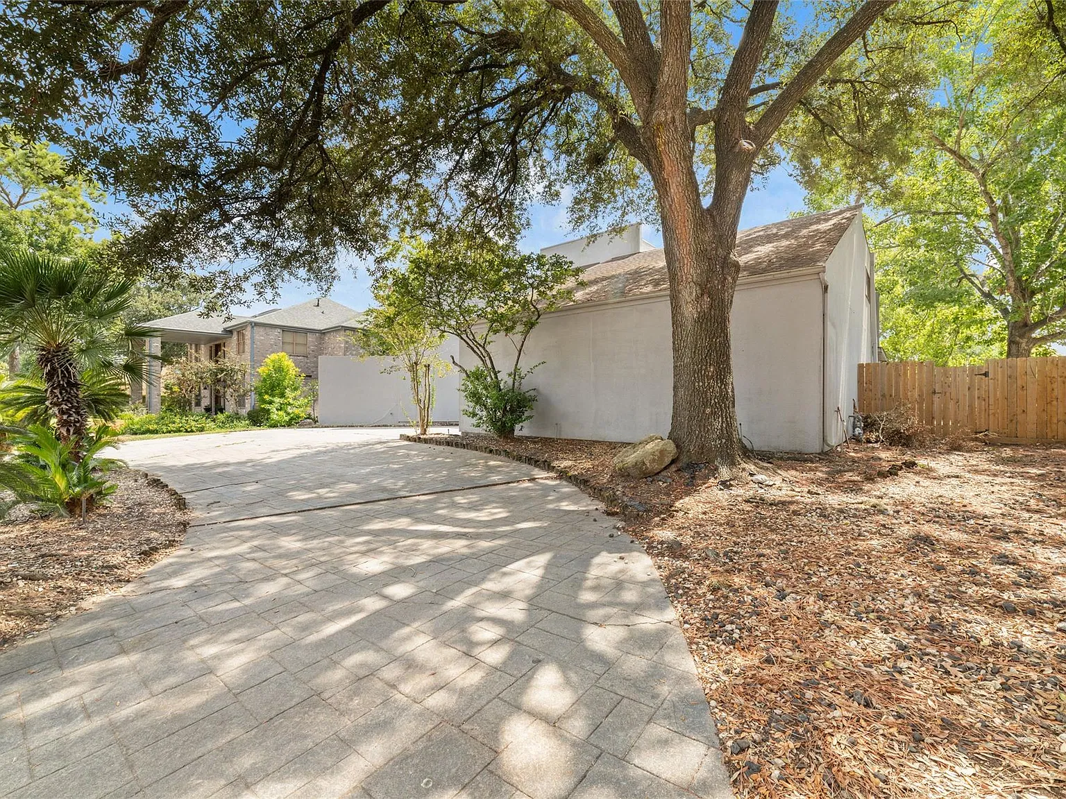 5 bed, 4.5 bath, 4900 sqft, $4,400 — Photo 2