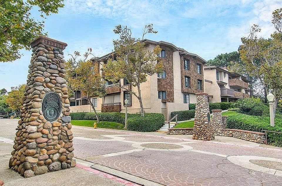 2nd image of 8970 Villa La Jolla Dr