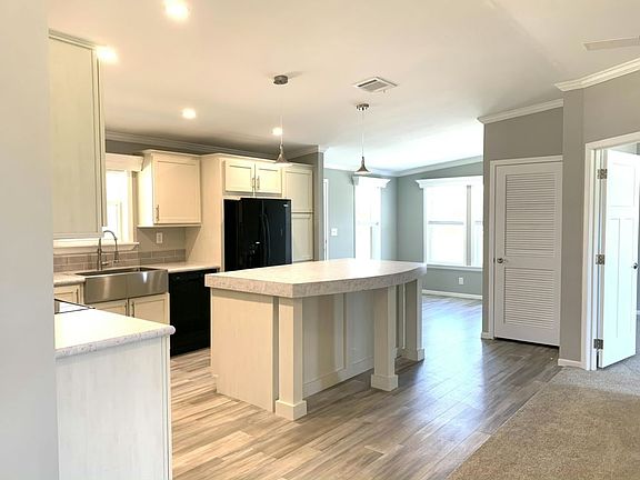 4th image of 200 Forest Dr #I7ql91