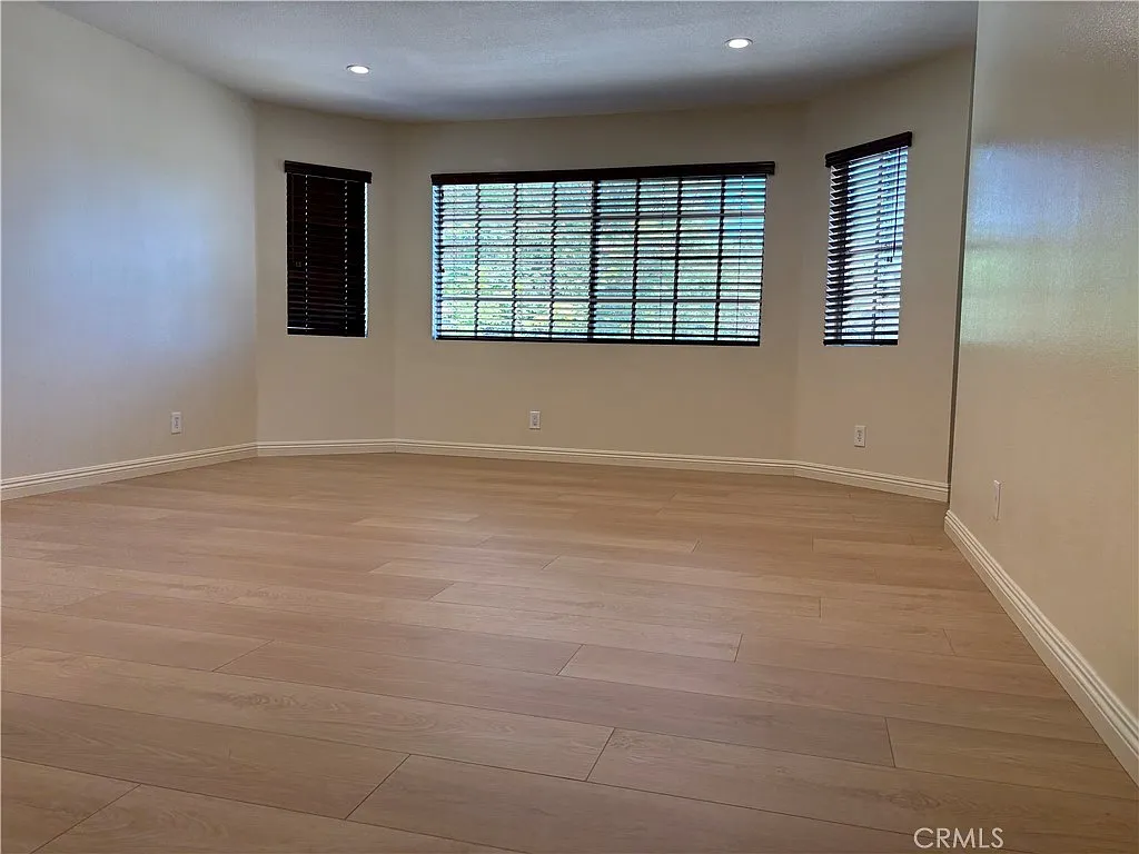 4 bed, 2.5 bath, 2566 sqft, $5,200 — Photo 3