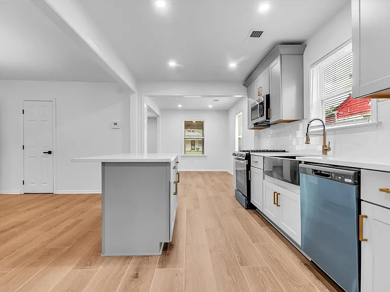 382 Josephine St — Photo 3