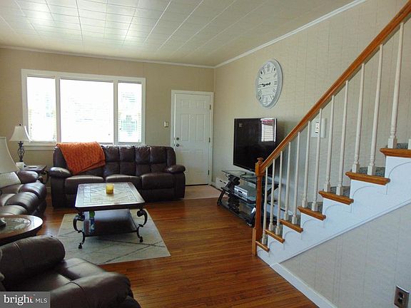 4th image of 700 W Laurel Blvd