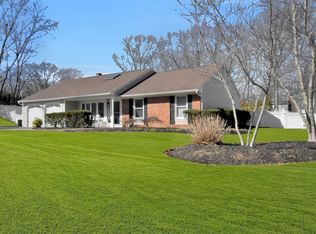 1 North Ct, Mount Sinai, NY 11766