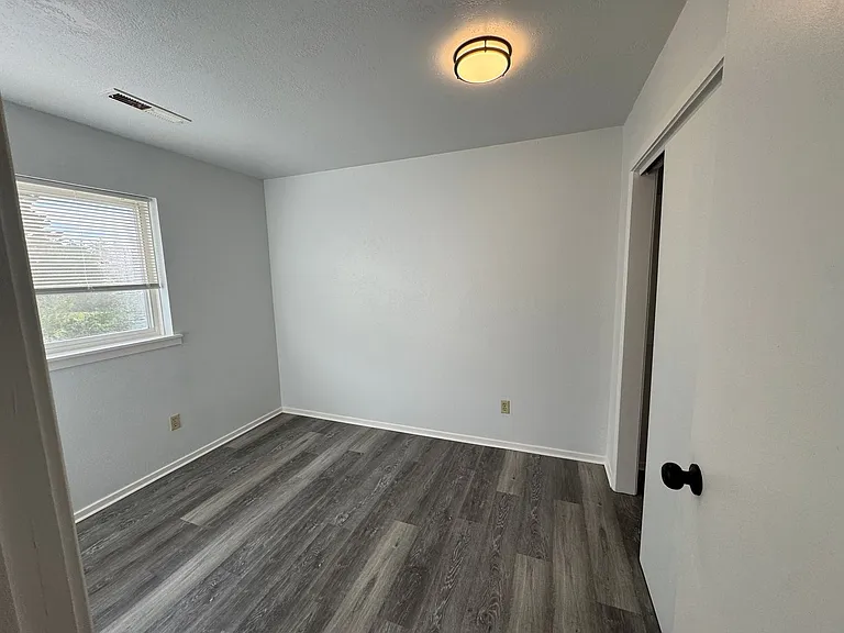 637 SW 9th St — Photo 31
