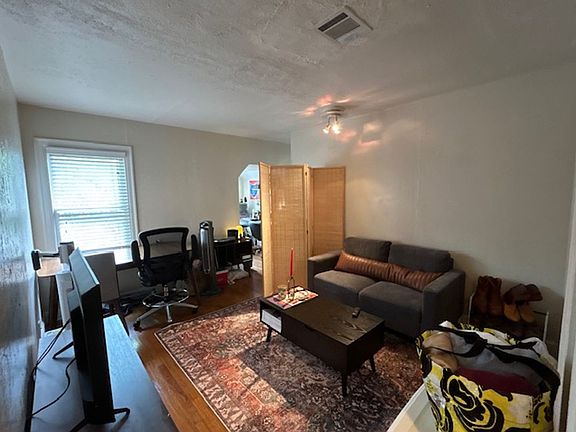 5th image of 906 W 22nd St APT 4