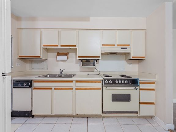 2nd image of 1605 E Central Rd Unit 106A