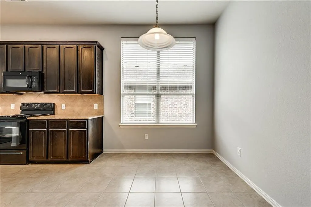 3 bed, 2242 sqft, $2,150 — Photo 4