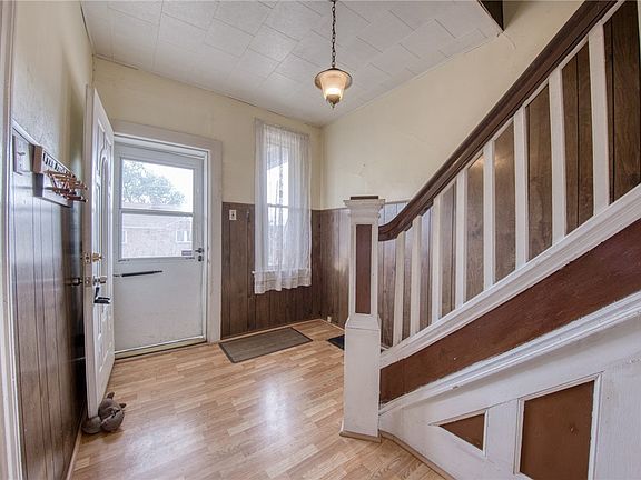3rd image of 528 Roosevelt Ave