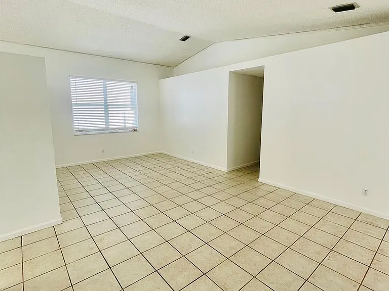 7093 Middlebury Dr — Photo 12