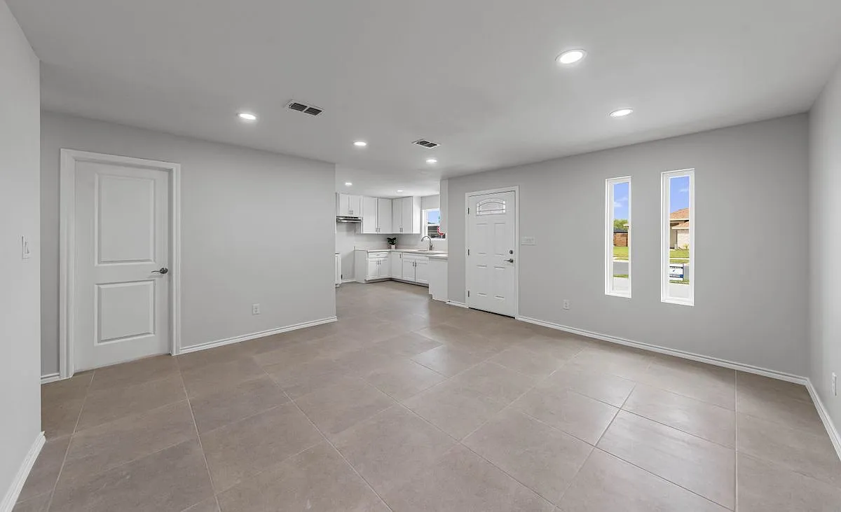 3 bed, 2.0 bath, 1158 sqft, $2,000 — Photo 2