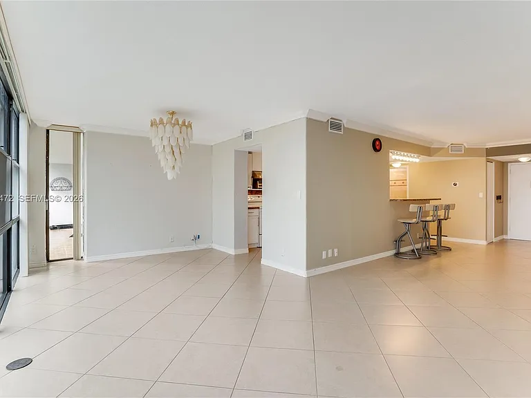 1000 Parkview Dr #614 — Photo 9
