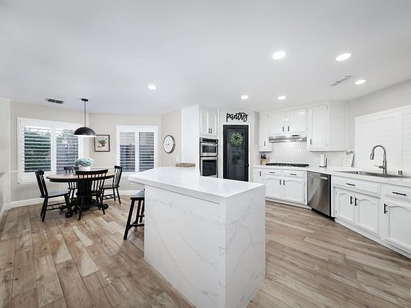 4th image of 9401 Valley Oak Ct