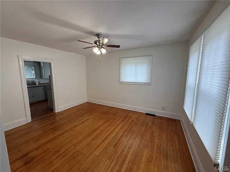 221 Thompson Blvd — Photo 11