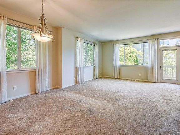 4th image of 10924 Slater Ave NE