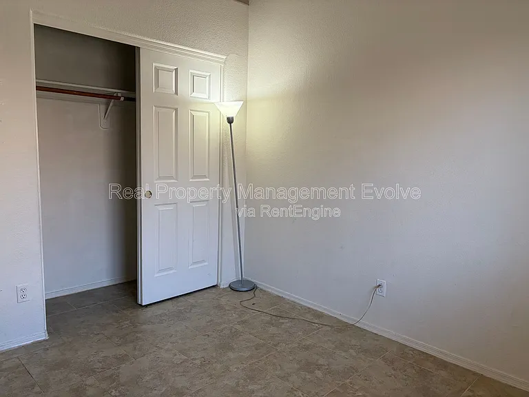 7816 N 54th Ln — Photo 24