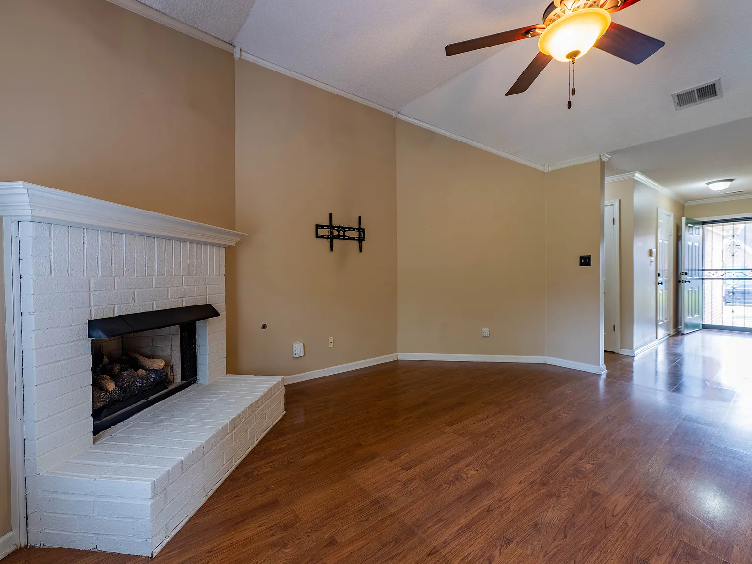 3 bed, 1258 sqft, $1,949 — Photo 4
