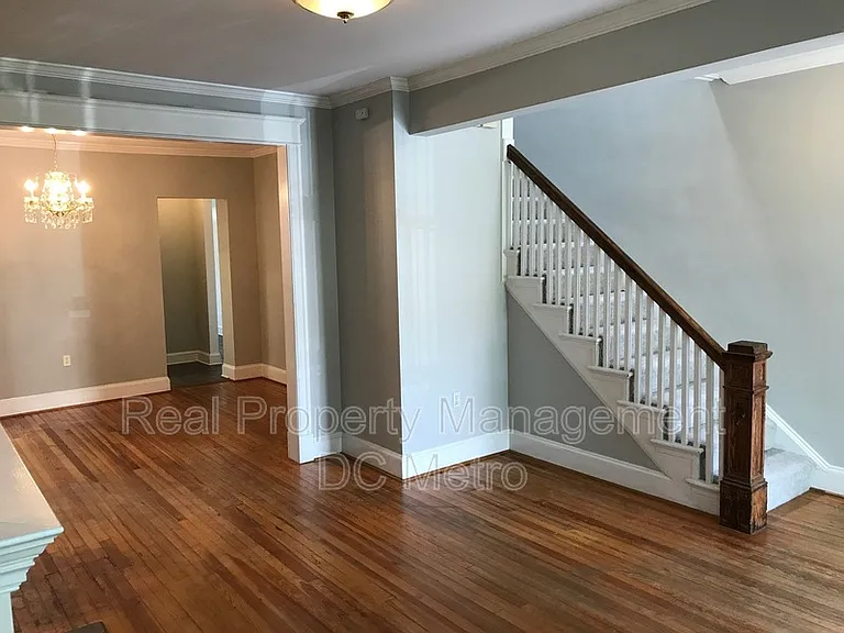 309 9th St NE — Photo 4