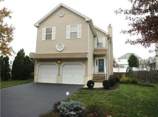 14 Labrador Dr, Kendall Park, NJ