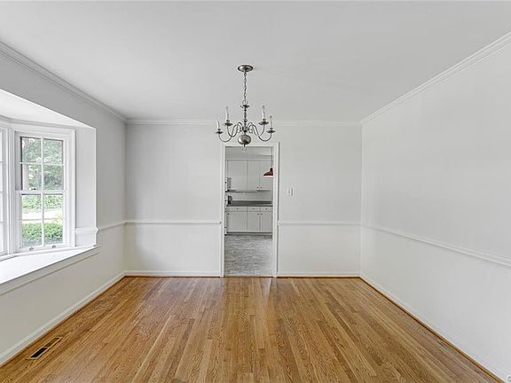 3rd image of 9415 Treetop Ln