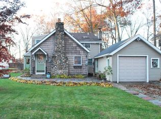 7 Whitney Dr, Oak Ridge, NJ 07438