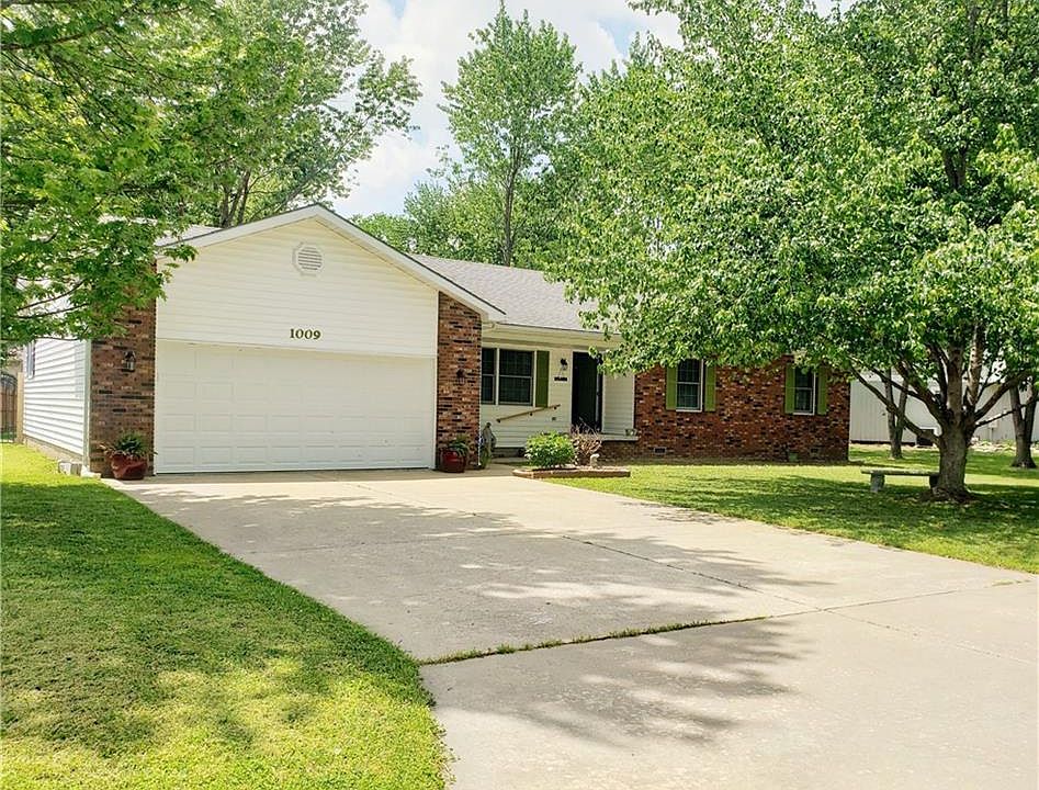 1st image of 1009 Village Dr