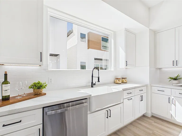 2421 Harrington St — Photo 36