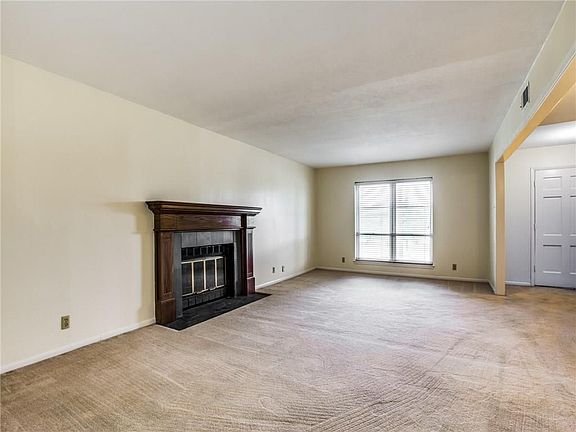 4th image of 2960 Golfing Green Dr