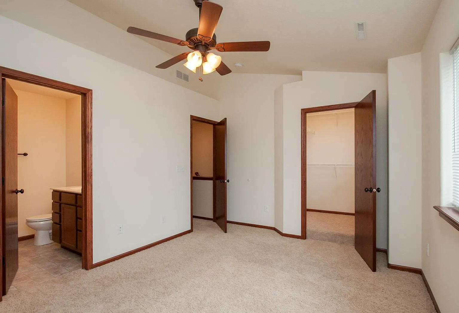2 bed, 3.5 bath, 1600 sqft, $2,000 — Photo 3