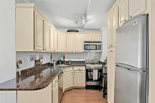 Sold by Compass | media 1