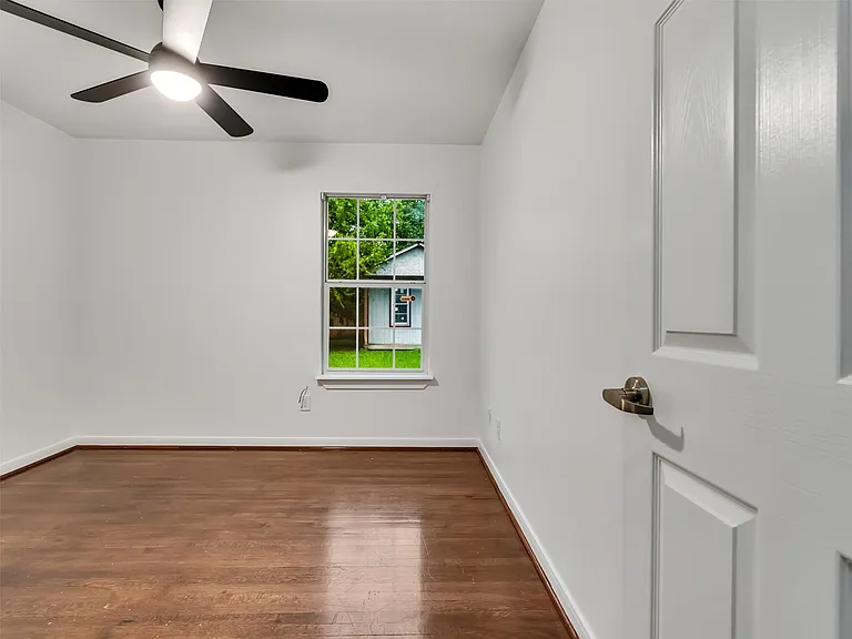 4930 Holloway Dr — Photo 33
