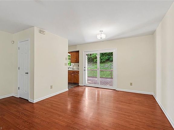 4th image of 627 Woodland Cir
