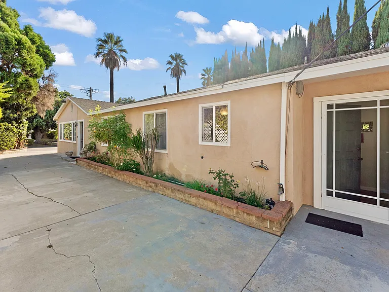 2423 San Pasqual St — Photo 3