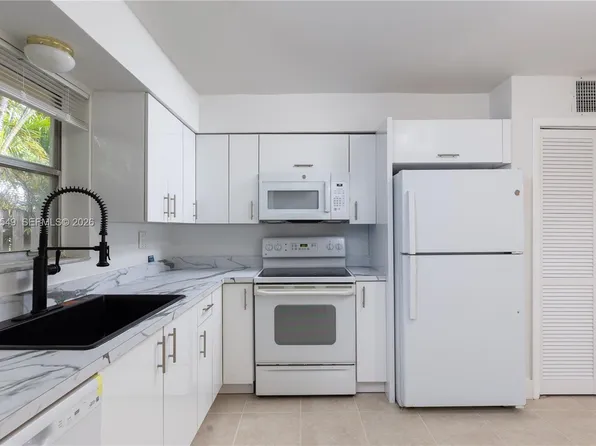 129 SE 4th St #2, Hallandale Beach, FL 33009