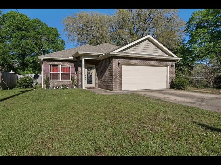 702 Hazel Dr — Photo 1